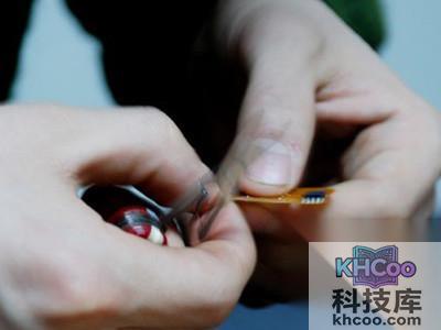 夏普920SH解锁过程解密之卡贴特写