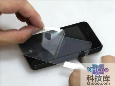 手机贴膜怎么贴_第三步：将①号离型膜撕开一部分