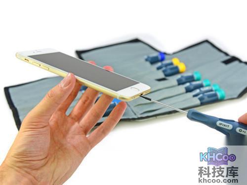 卸下机身底部的五角形螺丝