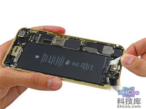 电池的下方有一些胶布