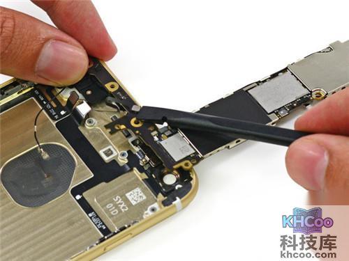 解开主板背面的天线