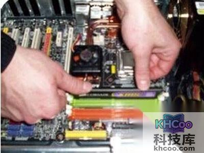 将内存条插入内存插槽中