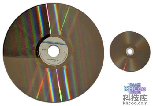 LaserDisc（左）与 DVD（右）的比较