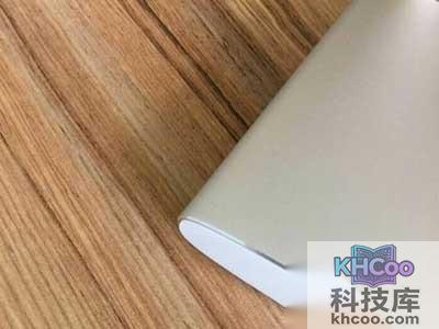 极路由3的外观偏向圆润一些