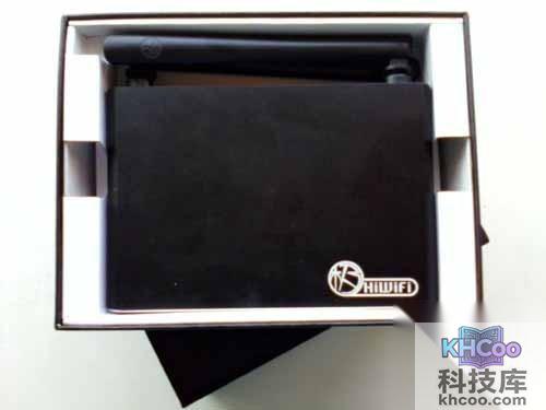 打开包装盒就可以看到极路由1s一台