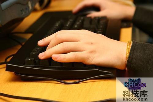 【感叹号怎么打】拇指按着键盘左侧的Shift键不放