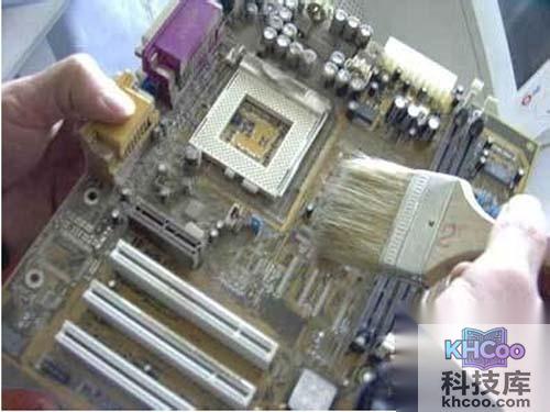 【电脑打不开机怎么办】尝试清理一下机箱内部的灰尘