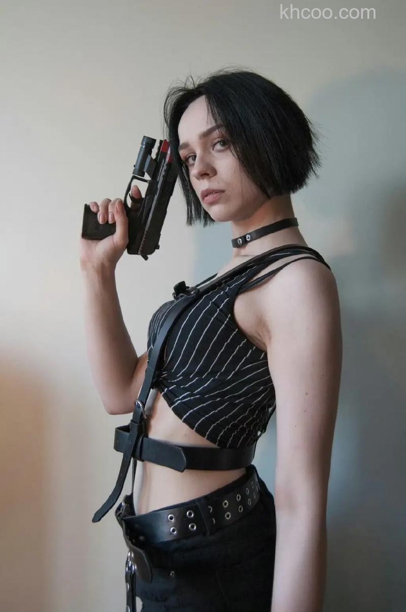 ps如何利用操控变形改变美女开枪动作