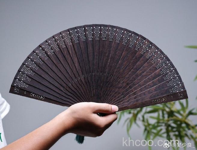PS如何制作一把漂亮精致的乌木扇